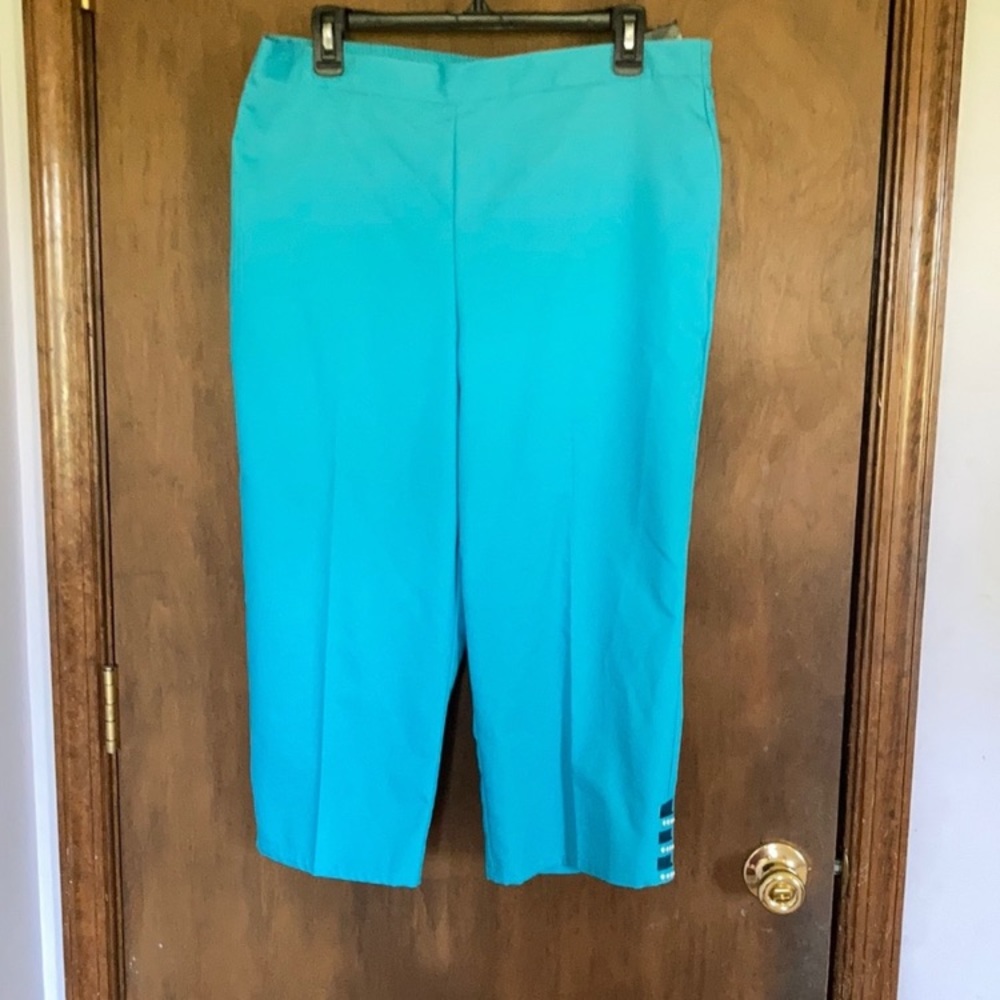 Alfred Dunner Aqua comfort waist pull on Capri detail at hemline 12 - Picture 8 of 17